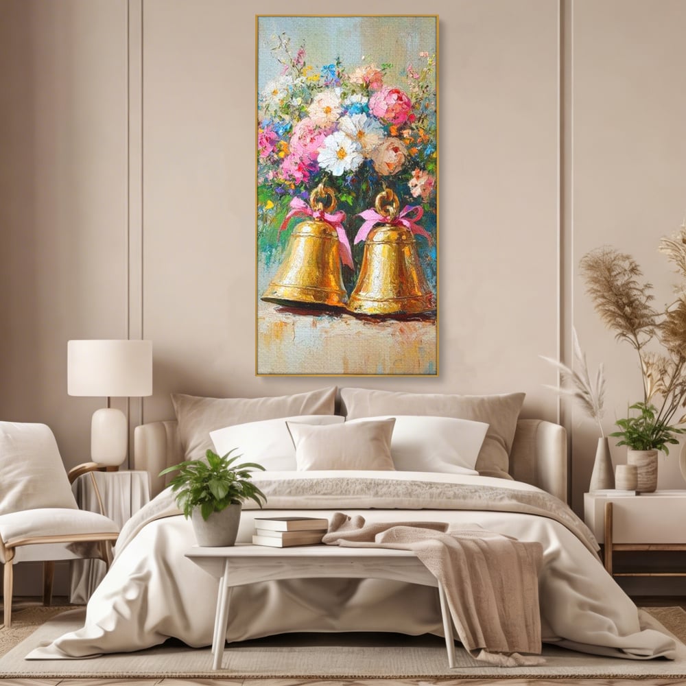 Tablou canvas cu pictura cu clopotei aurii si bujori, in rama de aluminiu auriu, pe perete intr-un dormitor